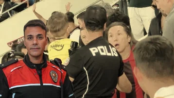 Çocuğu tribünden kurtaran polis anlattı. Fenerbahçeli miniğin sorusu yürek parçaladı
