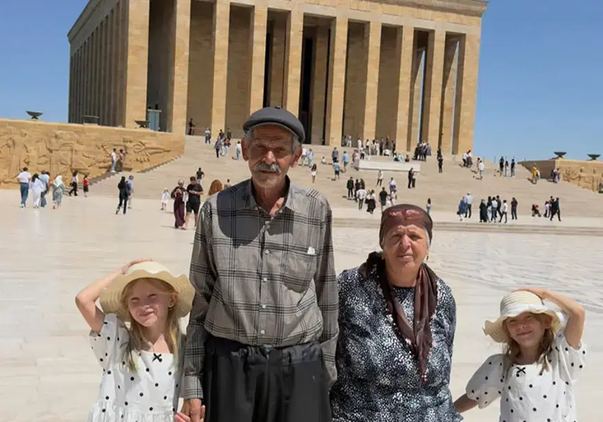 İkizleriyle ziyareti gündem olmuştu. 71 yaşındaki baba anlattı. "Kızım Anıtkabir'i görünce bir saat ağladı" 2