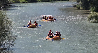 Erzurum'da rafting heyecanı! Dalgalarla mücadele nefes kesti