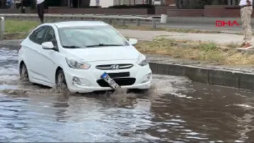 Samsun'da sağanak etkili oldu: Araçlar yollarda mahsur kaldı