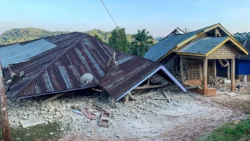 Endonezya'da 7.7 büyüklüğünde deprem