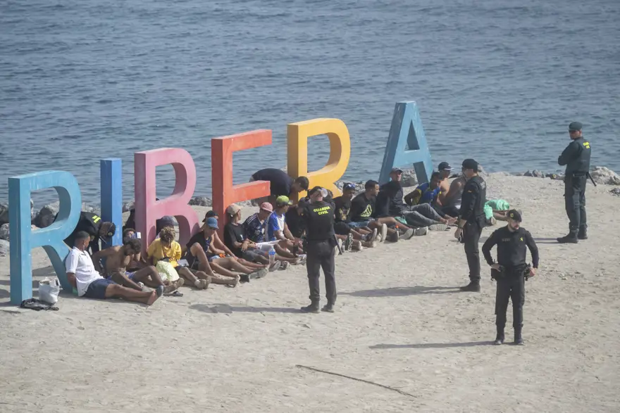 İspanya, göçmenlere karşı deniz bariyeri kurdu 3