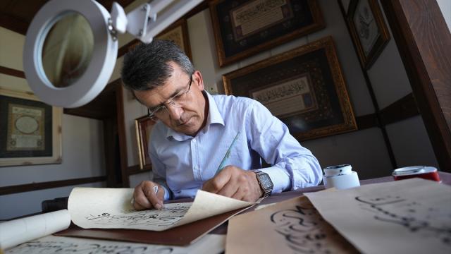 Güvenlik kulübesinde izlediği TRT belgeselinden etkilenip hattat oldu