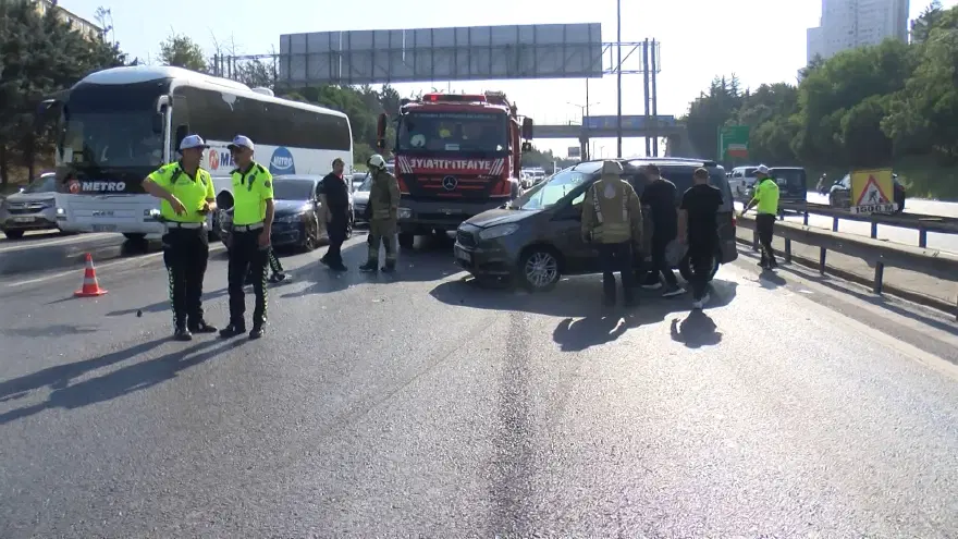 İstanbul'da trafiği durduran kaza. TEM Otoyolu'nda 10 araç birbirine girdi 2