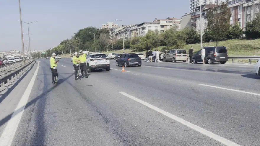 İstanbul'da trafiği durduran kaza. TEM Otoyolu'nda 10 araç birbirine girdi 1