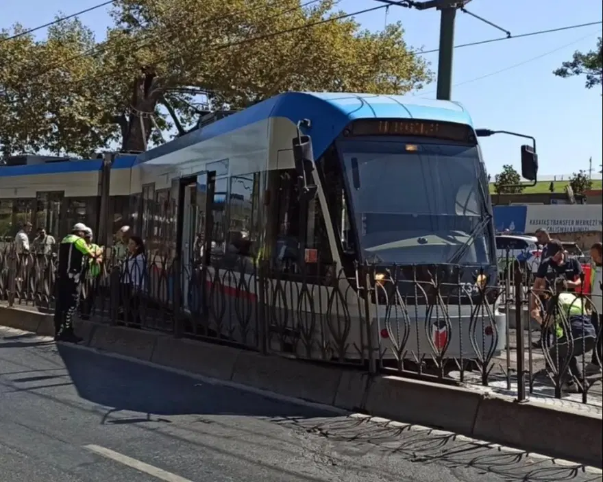 İstanbul'da tramvay raydan çıktı 1