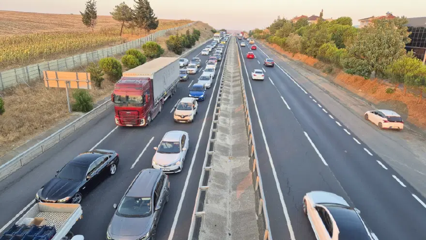 İstanbul'dan Tekirdağ'a hafta sonu akını: Kilometrelerce araç kuyruğu oluştu