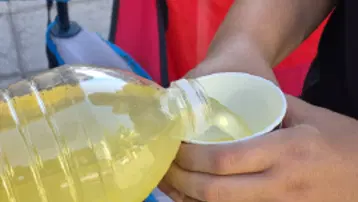 6 şişe satıp günlük 400 TL kazanıyorlar. Akşam ezanına kadar durup eve gidiyorlar