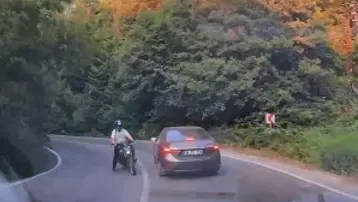 Motosikletin otomobile çarptığı kaza, araç içi kamerasında