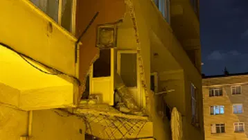 Balkon çöktü, 5 katlı bina boşaltıldı