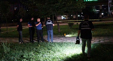 Parkta gece yarısı silahlar patladı!