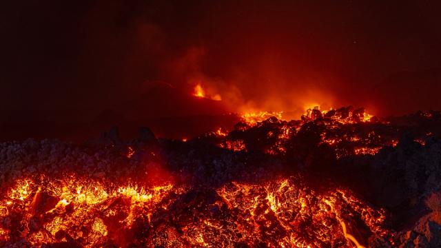 Etna Yanardağı'nda devam eden püskürme faaliyetleri İtalya'da son 20 yılın en ağır acil durumu olarak nitelendirildi