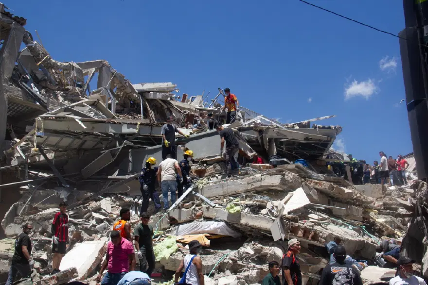 Kolombiya'da 7.4 şiddetinde deprem: Geniş çaplı yıkım kameralara yansıdı