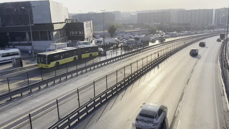 Küçükçekmece'de D-100'de feci kaza. Üç kişi öldü, yaralılar var