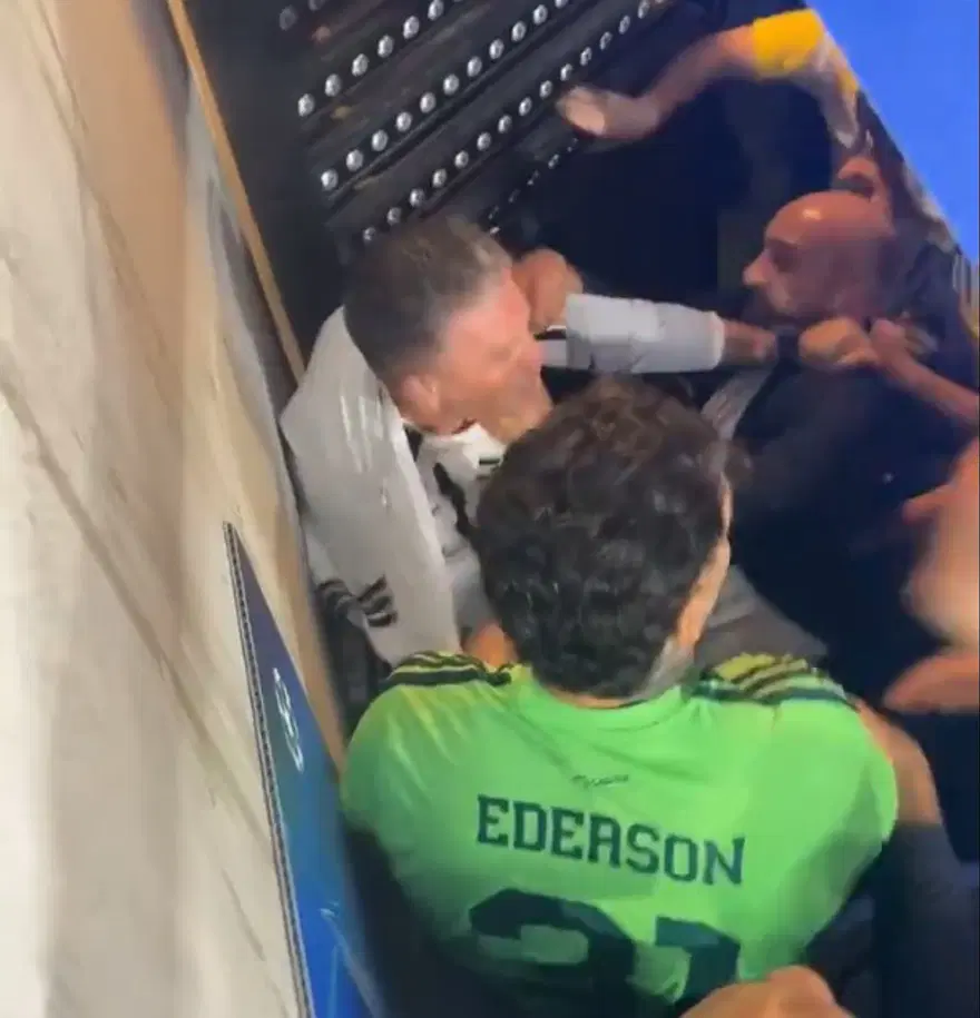 Lyon-Fenerbahçe maçı bitti, saha içi karıştı. Guendouzi'ye saldırı girişimi 4