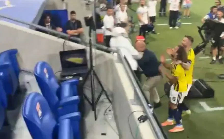 Lyon-Fenerbahçe maçı bitti, saha içi karıştı. Guendouzi'ye saldırı girişimi 3