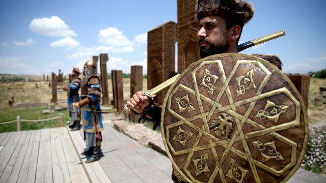 "Anadolu'nun taşlara işlenen tapusu" Ahlat'ta ziyaretçilerini ağırlıyor