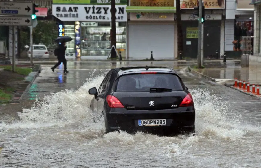 Meteoroloji saat saat uyardı. İstanbul'a sağanak geliyor, kuvvetli rüzgara dikkat 4
