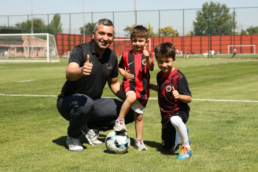 Minik Göktuğ ve babası Gençlerbirliği'ne davet edildi. "İki kulübe de aşığız"