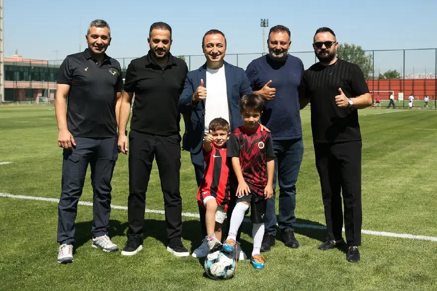 Minik Göktuğ ve babası Gençlerbirliği'ne davet edildi. "İki kulübe de aşığız" 1