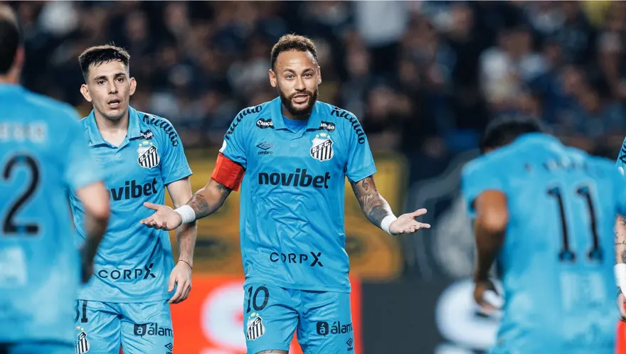 Neymar çıldırdı, taraftarın kız arkadaşına öpücük attı 1