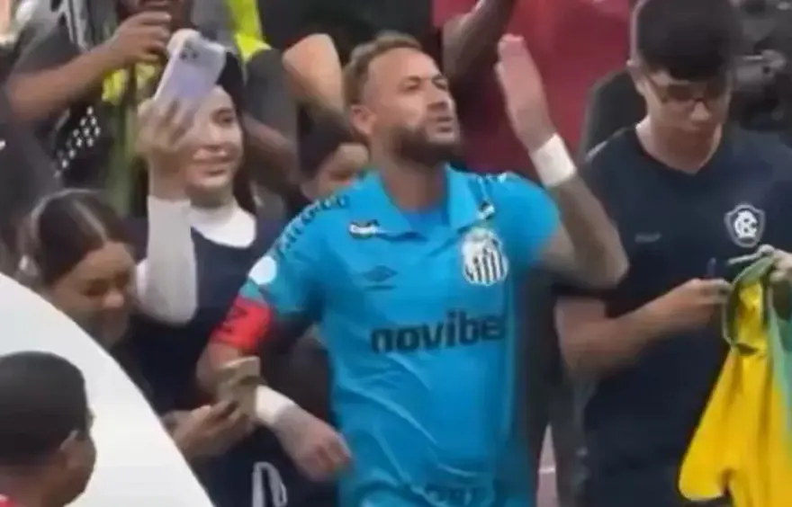 RAKİP TARAFTARIN KIZ ARKADAŞINA ÖPÜCÜK ATTI 3