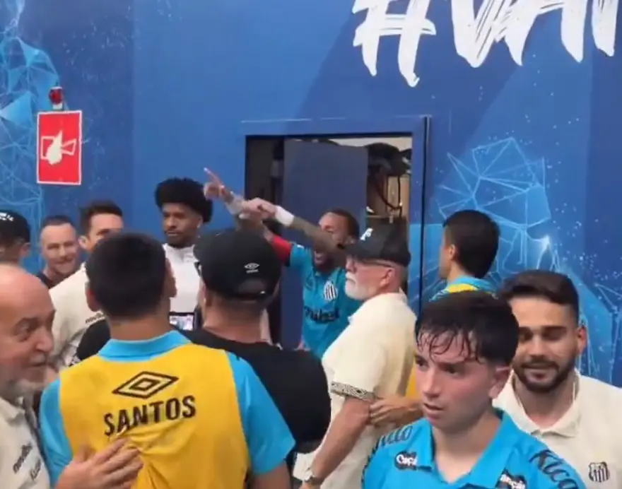 Neymar çıldırdı, taraftarın kız arkadaşına öpücük attı 4