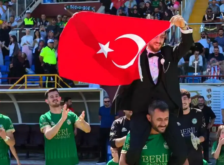Nikah masasından tribüne geldiler. Gelin ve damat maç sonu sahada çiftetelli oynadı 4