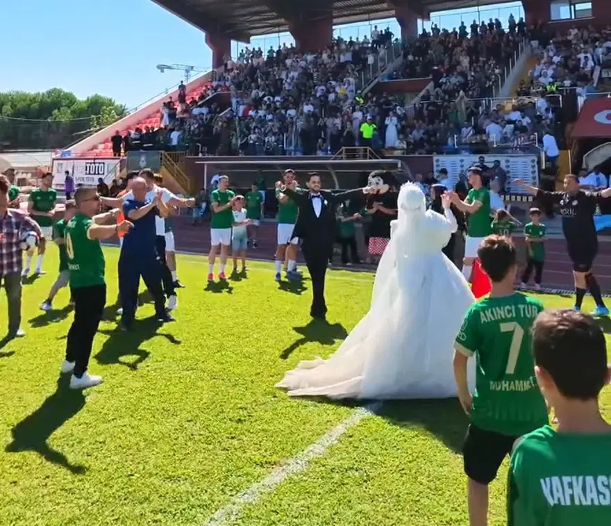 Nikah masasından tribüne geldiler. Gelin ve damat maç sonu sahada çiftetelli oynadı 1