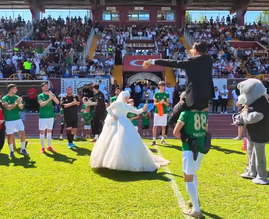 Nikah masasından tribüne geldiler. Gelin ve damat maç sonu sahada çiftetelli oynadı