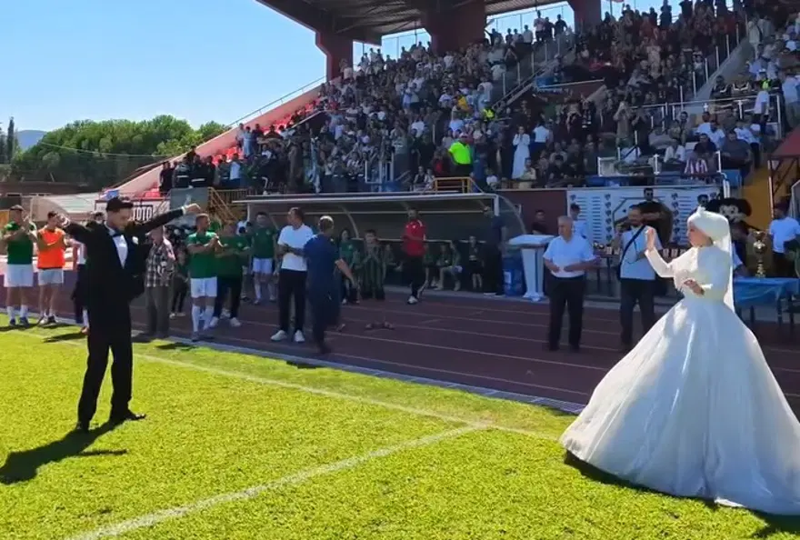 Nikah masasından tribüne geldiler. Gelin ve damat maç sonu sahada çiftetelli oynadı 3