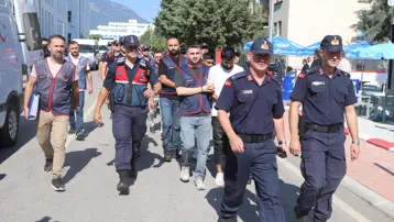 Yaşlı kadının 4 milyonluk altınını aldılar. Dolandırıcılar "Günlük dolgun ücretli iş" ilanıyla buldukları kuryeyi kullanmış