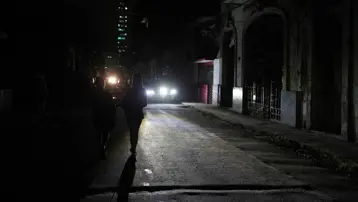 Küba'da elektrik şebekesi yine çöktü. Beş eyalet karanlıkta kaldı