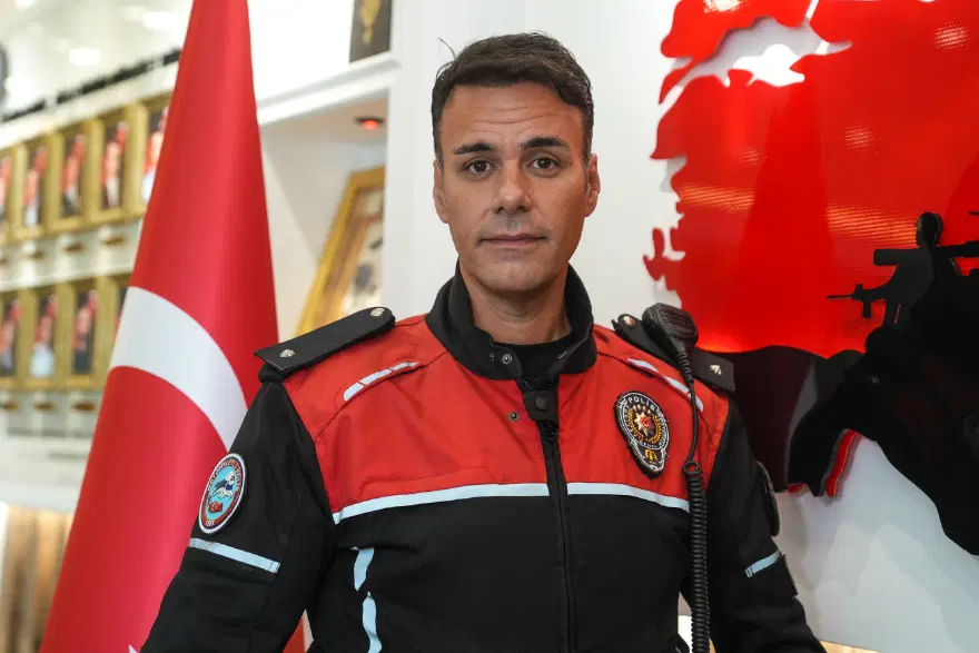 Polis, tribünden kurtardığı Fenerbahçeli minikle diyaloğunu anlattı. Çocuğun sorusu yürek parçaladı