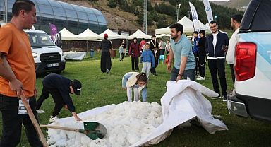 Palandöken'de ağustos ayında kar topu savaşı