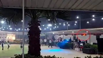 Yangını fark etmeden düğüne devam ettiler