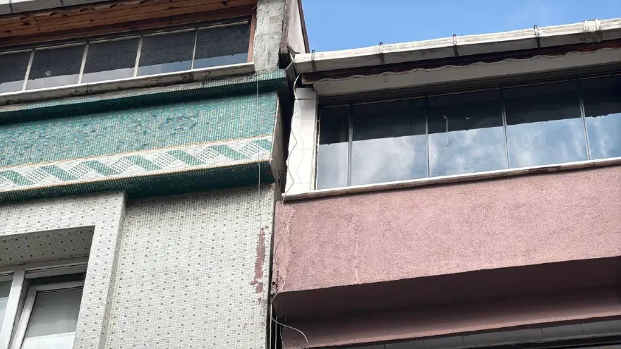 Sultangazi'de temel kazısı etrafındaki binalara hasar verdi. 3 bina boşaltıldı 2