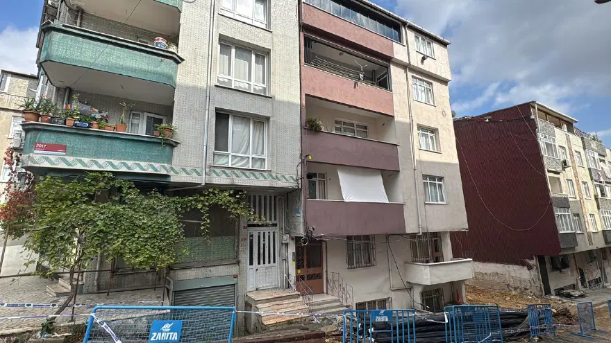 Sultangazi'de temel kazısı etrafındaki binalara hasar verdi. 3 bina boşaltıldı 1