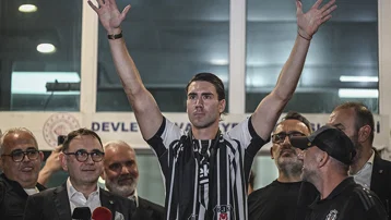 Dusan Vlahovic, imza töreninde Beşiktaş tribünlerini coşturdu. "Hazır mısınız?"