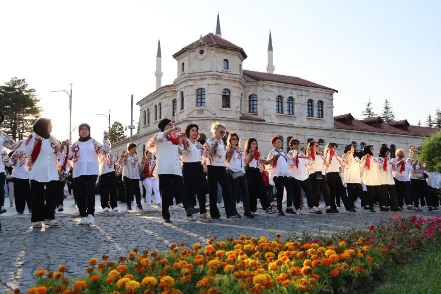 Tarihi meydanda rekor. Bin 58 kadın aynı anda halay çekti 3