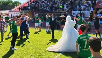 Nikah masasından tribüne geldiler. Gelin ve damat maç sonu sahada çiftetelli oynadı