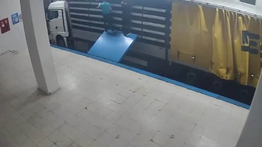 TIR'IN GİZLİ BÖLMESİNE SAKLANDI 2
