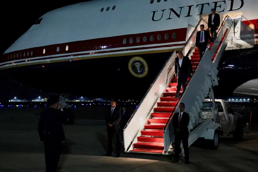 Trump gizlice uçak değiştirirken iki kabine üyesini yem olarak bırakmış 1