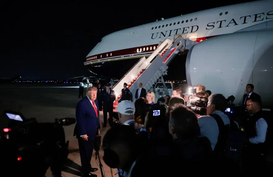Trump gizlice uçak değiştirirken iki kabine üyesini yem olarak bırakmış 3
