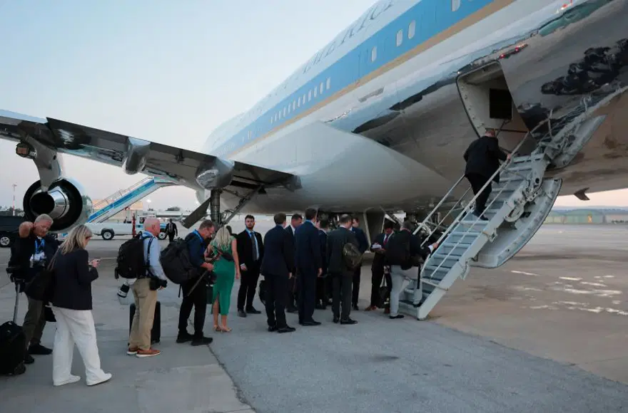 Trump gizlice uçak değiştirirken iki kabine üyesini yem olarak bırakmış 2