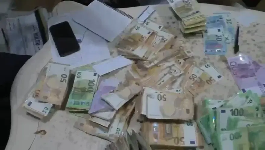 EVDE YÜKLÜ MİKTARDA PARA BULUNDU 4