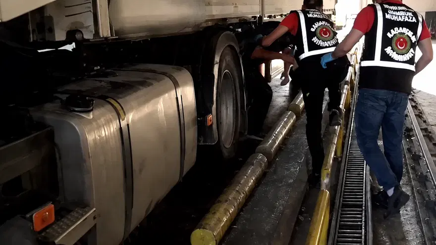 YouTuber Arif Kocabıyık, yurt dışına kaçmaya çalışırken TIR dorsesinde yakalandı 1