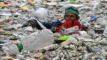 Sel tonlarca çöpü nehre taşıdı. Manila'da korkutan görüntüler