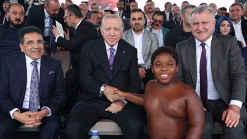 Tanzanyalı minik güreşçi Cumhurbaşkanı Erdoğan ile bir araya gelmişti. O anları anlattı