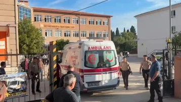 Manisa'da lise önünde silahlı saldırı: Olay yerinden ilk görüntüler